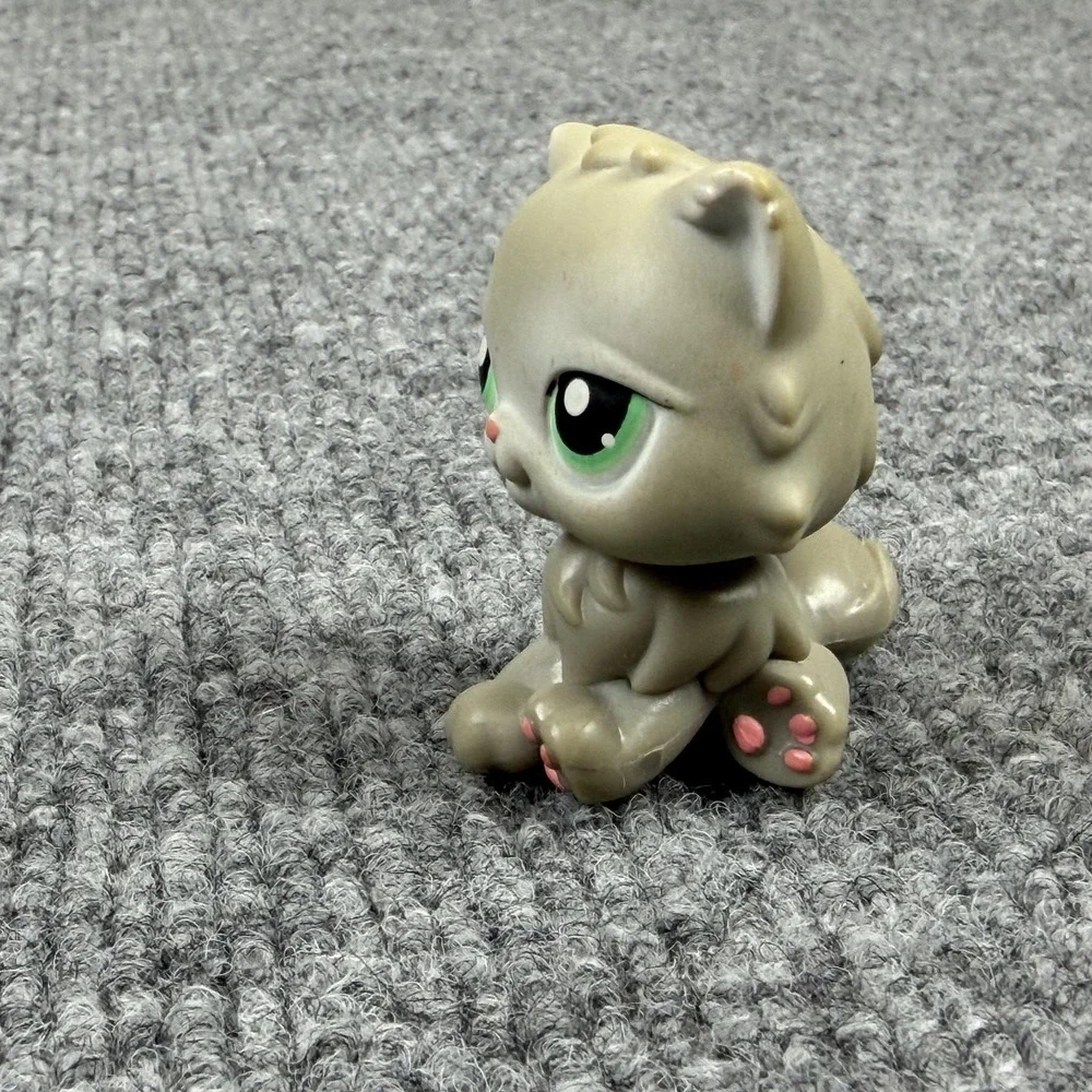 Hasbro Littlest Pet Shop Gray Persian Cat Figure #82 2007 Green Eyes LPS Toy